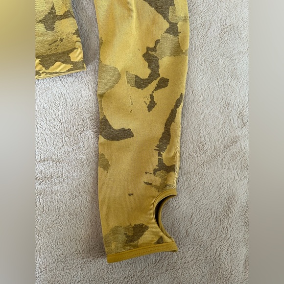 Gymshark Camo Workout Set - Picture 6 of 13